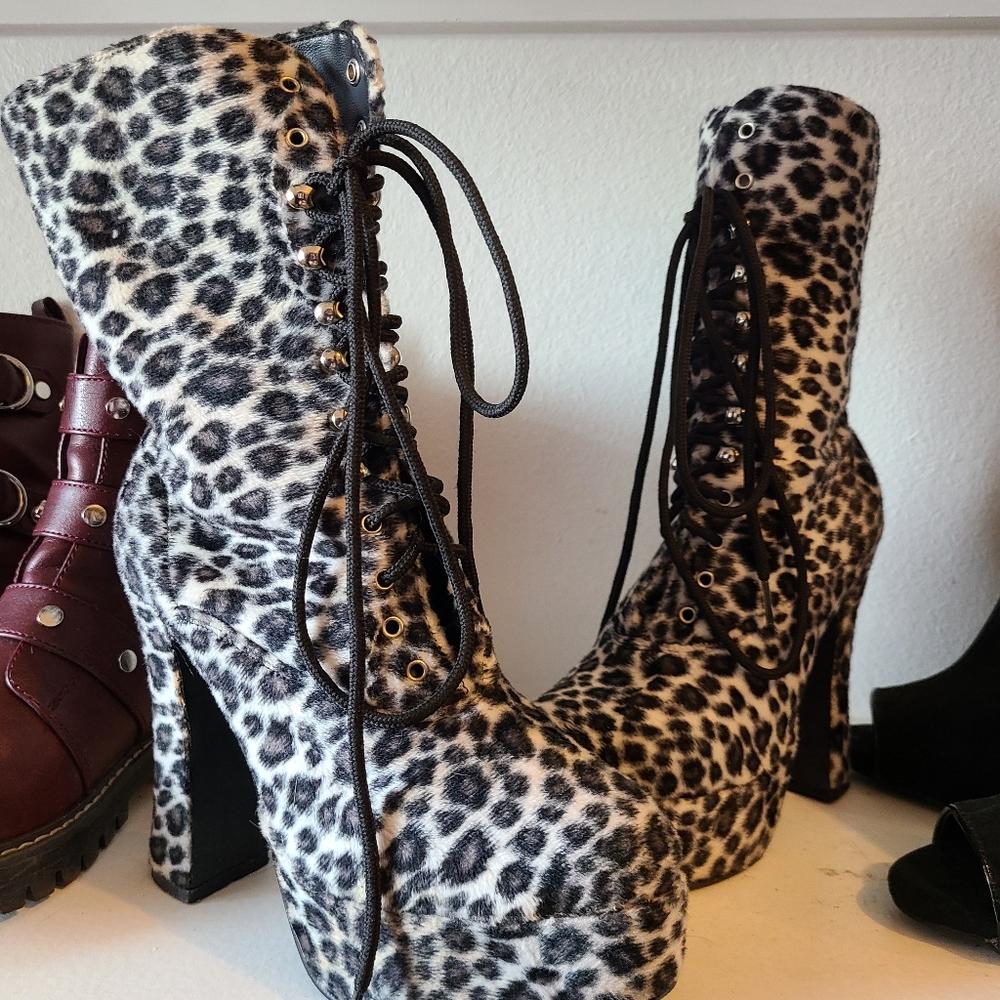 Vintage leopard print boots size 6